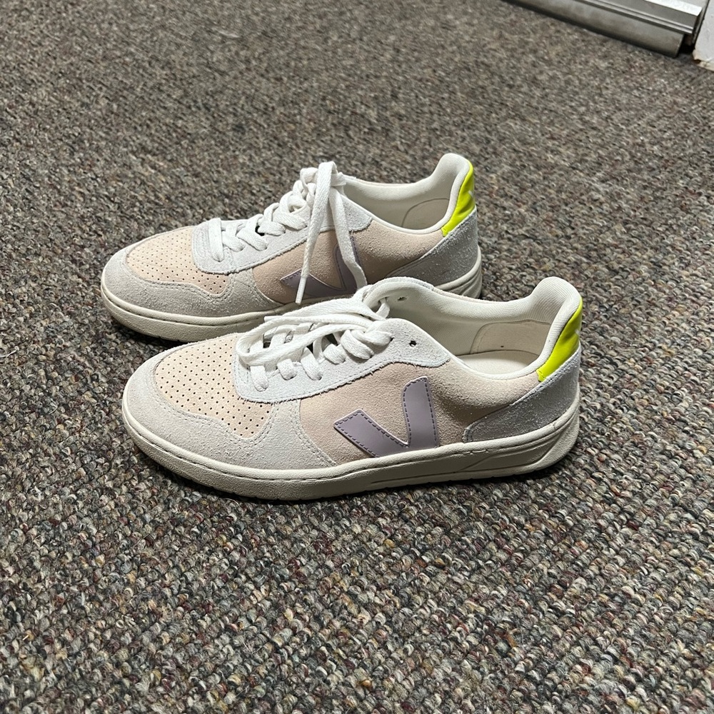 Veja suede